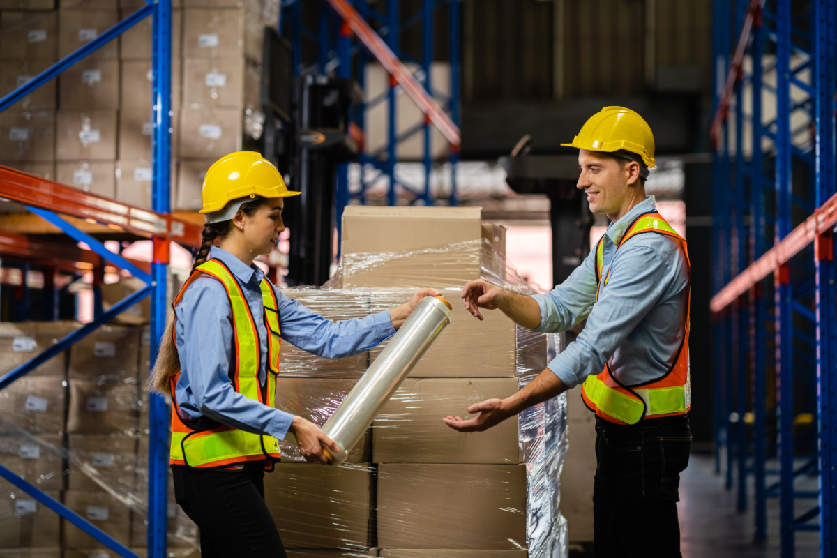 1 workers wrap-boxes-with-stretch